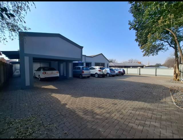 1,040M² OFFICE FOR SALE IN VANDERBIJLPARK SW 5